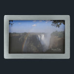 Hebilla Rectangular Otoño 2<br><div class="desc">Las cataratas Victoria Falls 2 fotos horizontales y regalos presentan una hermosa fotografía en color de las cataratas Victoria o Mosi-o-Tunya (el humo que tiembla) con un arco iris lanzando a un brillante cielo azul de África, tomada por Kurt Keller con una cámara de 35 mm en Zimbabue mientras estaba...</div>