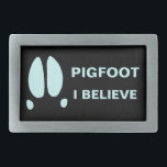 Hebilla Rectangular Pigfoot - Creo<br><div class="desc">Tal vez sea sólo un error tipográfico, o un sasquatch mutante; o tal vez algunas partes del mundo están habitadas por otra clase de animales crípticos. Una simple huella de cerdo salvaje junto con texto que dice "PIGFOOT". También aparece un texto de personalizable que dice "CREO". ¿Quién sabe qué hay...</div>