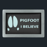 Hebilla Rectangular Pigfoot - Creo<br><div class="desc">Tal vez sea sólo un error tipográfico, o un sasquatch mutante; o tal vez algunas partes del mundo están habitadas por otra clase de animales crípticos. Una simple huella de cerdo salvaje junto con texto que dice "PIGFOOT". También aparece un texto de personalizable que dice "CREO". ¿Quién sabe qué hay...</div>