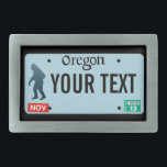 Hebilla Rectangular Placa de licencia Oregon Sasquatch<br><div class="desc">La silueta oscura de Sasquatch (Pie Grande) sobre una placa de Oregón en blanco. Añade tu propio texto. Póngase en contacto conmigo para obtener peticiones especiales. Placas de licencias para otros estados y otras entidades (provincias canadienses, países extranjeros), previa solicitud. Si vives o viajas por zonas rurales del noroeste del...</div>