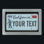 Hebilla Rectangular Placa de licencia Sasquatch de California<br><div class="desc">La silueta oscura de Sasquatch (Bigfoot) en una placa de licencia de California en blanco. Añade tu propio texto. Placas de licencias para otros estados y otras entidades (provincias canadienses, países extranjeros), previa solicitud. Algunas personas datan el interés moderno a 1958 cuando grandes huellas fueron encontradas en el condado Del...</div>