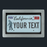 Hebilla Rectangular Placa de licencia Sasquatch de California<br><div class="desc">La silueta oscura de Sasquatch (Bigfoot) en una placa de licencia de California en blanco. Añade tu propio texto. Placas de licencias para otros estados y otras entidades (provincias canadienses, países extranjeros), previa solicitud. Algunas personas datan el interés moderno a 1958 cuando grandes huellas fueron encontradas en el condado Del...</div>