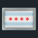 Hebilla Rectangular Souvenir de la Bandera de Chicago<br><div class="desc">Diseño rectangular basado en la bandera de Chicago con franjas blancas y azules y estrellas rojas. Si desea agregar un mensaje de texto personalizado, puede coincidir los colores con los códigos FF000 para el rojo, B3DDF2 para el azul claro o incluso blanco. Cree un regalo para uno de los timoneros...</div>