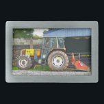 HEBILLA RECTANGULAR VIDA AGRÍCOLA<br><div class="desc">Es hora de que el granjero se detenga a almorzar antes de regresar a los campos de su tractor.</div>