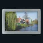 Hebilla Rectangular Zaanse Rojo Vintage canta una casa de madera holan<br><div class="desc">Cuando esté de vacaciones o de vacaciones en Holanda, visite las famosas casas de madera del museo al aire libre Zaanse Schans. Son auténticas casas de madera originales de la Edad Dorada de Holanda. Esta arquitectura es tan holandesa como se hace. Preparado para deslumbrar por un montón de verde, rojo...</div>