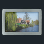 Hebilla Rectangular Zaanse Rojo Vintage canta una casa de madera holan<br><div class="desc">Cuando esté de vacaciones o de vacaciones en Holanda, visite las famosas casas de madera del museo al aire libre Zaanse Schans. Son auténticas casas de madera originales de la Edad Dorada de Holanda. Esta arquitectura es tan holandesa como se hace. Preparado para deslumbrar por un montón de verde, rojo...</div>