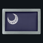 Hebillas del cinturón de la bandera de la libertad<br><div class="desc">El creciente históricamente exacto de la bandera de la libertad de Moultrie. Temprano en la revolución, las fuerzas rebeldes comenzaron a fortificar la isla de Sullivan de la costa de Charleston con objeto de problema con la marina de guerra británica. En el aire caliente de junio de 1776, el comandante...</div>