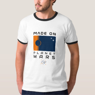 Hecho en la camiseta del planeta Marte con bandera