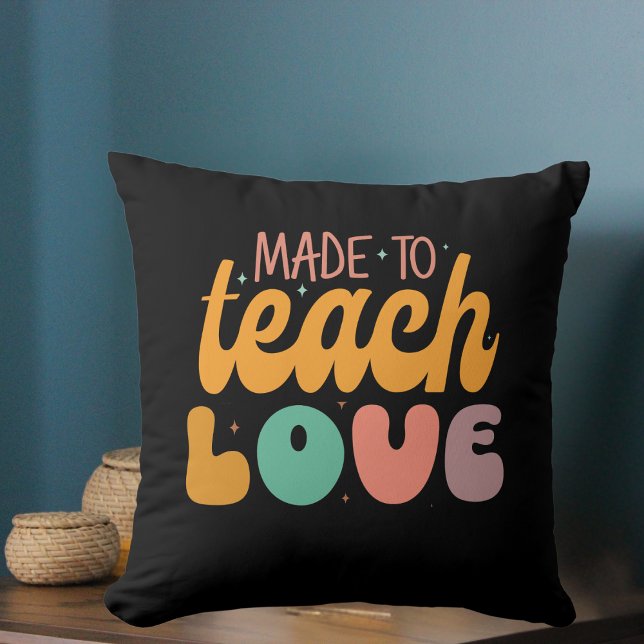 Hecho para enseñar el Cojín decorativo de amor (Made to Teach Love Throw Pillow)