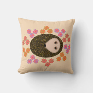 Hedgehog somnoliento y almohada de flores