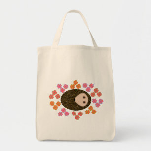 Hedgehog somnoliento y bolsa de té con flores