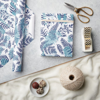 Helechos en papel de regalo azul y blanco