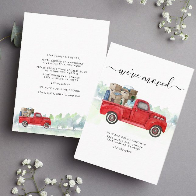Hemos movido la Invitación de mudanza de camiones  (Moving Announcement Red Truck Script Card)