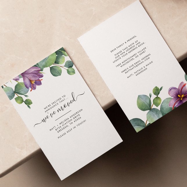 Hemos movido la Invitación de mudanza floral Eucal (Eucalyptus Sage Green and Purple Script Moving Announcement Card)