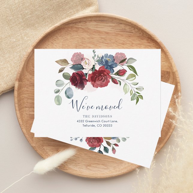 Hemos movido la Invitación floral borgoñona en mov (We Moved Burgundy Floral Moving Announcement)
