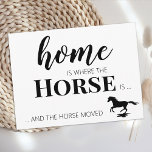 Hemos movido la nueva Invitación de movimiento de<br><div class="desc">Casa es donde está el caballo... y el caballo se movió! Deja que tu mejor amigo anuncie tu movimiento con esta tierna y divertida tarjeta de invitación de caballos en movimiento. Personalice la parte posterior con nombres y su nueva dirección. ¡Esta invitación de caballo en movimiento es imprescindible para todos...</div>