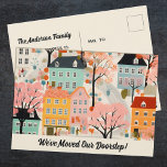 Hemos movido la nueva Invitación de movimiento de<br><div class="desc">Un encanto Hemos movido la invitación en movimiento con un lindo patrón de casa de pueblo. Personalízalo con tu nombre. Diseñado para ti por Blackberry Boulevard.</div>