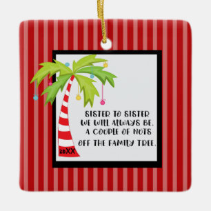 Hermana divertida al ornamento del navidad de la