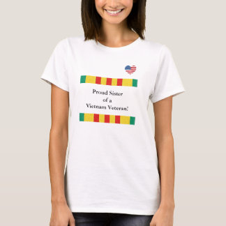 Hermana orgullosa de una camiseta del veterano de