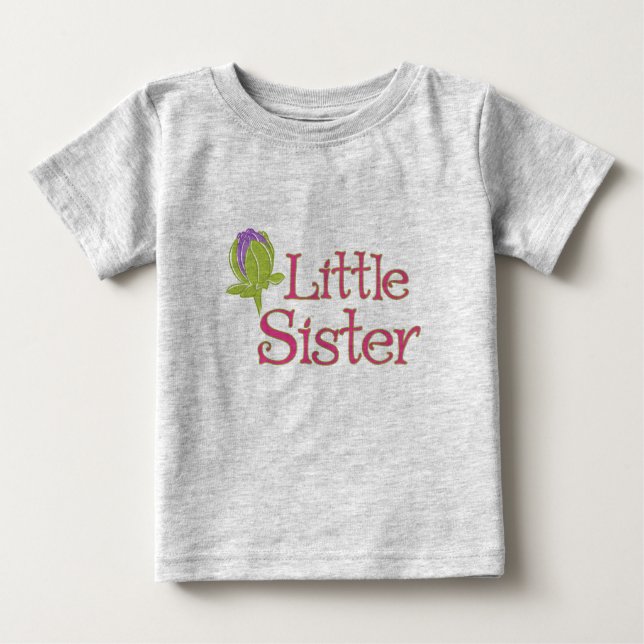 Hermana pequeña con camisa morada de Dahlia Bud (Anverso)