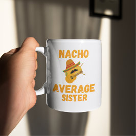Hermana promedio de Nacho, taza de café