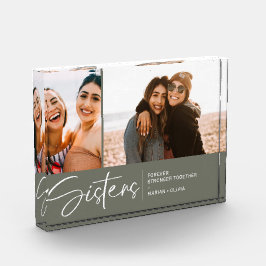 Hermanas modernas conservan dos fotos verde oliva