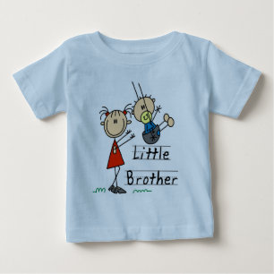 Hermano pequeño con camisetas de hermanas grandes
