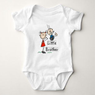 Hermano pequeño con camisetas de hermanas grandes