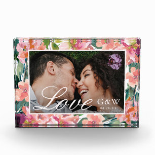 Hermosa acuarela floral con foto de monogramas
