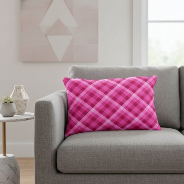 Hermosa Almohada De Acento De Cuadros Magenta Rosa (Beautiful Pink Magenta Plaid Accent Pillow on a sofa in a living room.)
