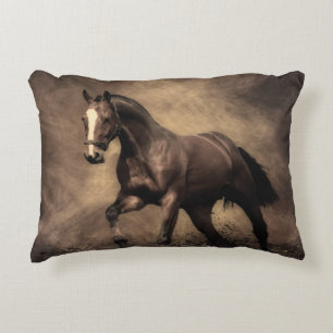 Hermosa almohada de caballo marrón