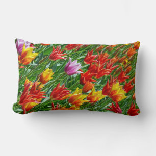 Hermosa almohada de huellas tulipales de primavera