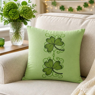 Hermosa almohada decorativa con pergamino y trébol