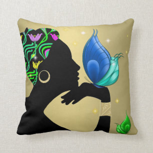 Hermosa almohada étnica de mujer