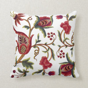 Hermosa almohada jacobea con bordado