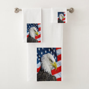 Hermosa cabeza de águila calva y bandera estadouni