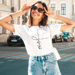 Hermosa camiseta de Jesus Cute Cross Script<br><div class="desc">Camiseta Jesús en caligrafía elegante y tipografía minimalista. Este diseño moderno y moderno es la declaración perfecta de regalo y moda. #cristiano #religión #Escrituras #fe #Bible #jesus</div>