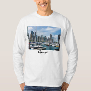 Hermosa camiseta de manga larga en el puerto de Ch