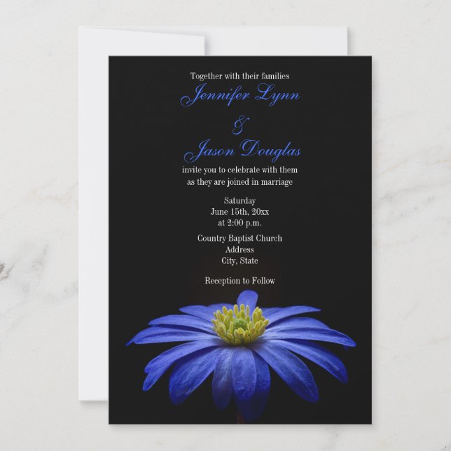 Hermosa Flor Azul sobre invitaciones a la boda neg (Anverso)