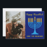 Hermosa foto de Hanukkah azul y oro<br><div class="desc">Una perfecta bienvenida de Hanukkah, esta tarjeta presenta un fondo azul profundo con "Happy Hanukkah" escrito en una encantadora cursiva dorada. Hay una menorah azul con velas de color oro. Debajo hay otra plantilla para personalizar su nombre. En la parte trasera hay menoraciones azules y doradas sobre un fondo blanco....</div>