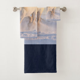 Hermosa Gallopaje de Caballo Blanco en la Nieve