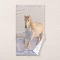 Hermosa Gallopaje de Caballo Blanco en la Nieve