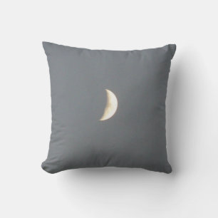 Hermosa luna creciente de Waxing en la almohada de