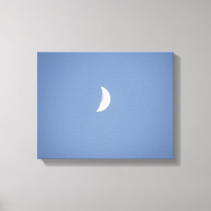 Hermosa Luna Creciente en Lienzo de Luz del Día