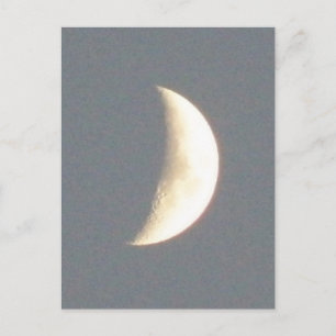Hermosa luna creciente Waxing en la postal Dusk