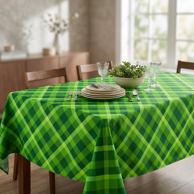 Hermosa Mantel de Cuadros Verde Mediano (Beautiful Tree Green Plaid Medium Tablecloth covering a table in a dining room.)