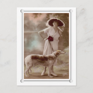 Hermosa mujer y postal de perro