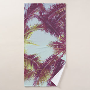 Hermosa palmera tropical alrededor del océano de p