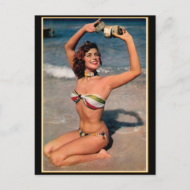 ¡Hermosa playa de Vintage Bikini Babe! Postal (Anverso)