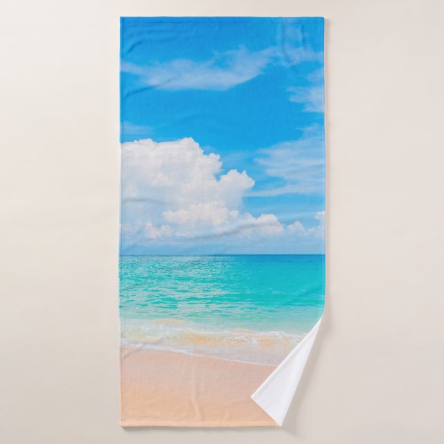 Hermosa playa tropical con cielo azul y c blanco (Toalla de baño)